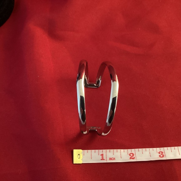 Silver tone minimalist metallic bracelet - Picture 5 of 5